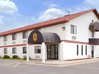 Super 8 by Wyndham Pratt Hotels in Pratt