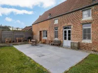 Square Farm in the Beautiful Blossom Region Hotels near Crypte