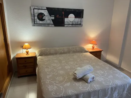 Two Bedroom Apartment on Front Line of the Beach Отели рядом с достопримечательностью «Aquarium Costa De Almeria»