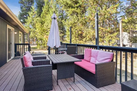 Peaceful chalet with hot tub and fire pit