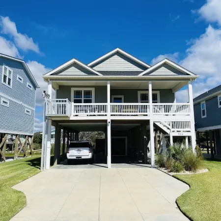Updated 4bd/2ba, ocean views, LIFT, close beach access, Pet Friendly
