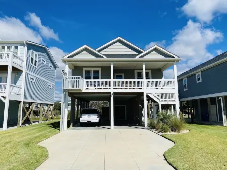 Updated 4bd/2ba, ocean views, LIFT, close beach access, Pet Friendly