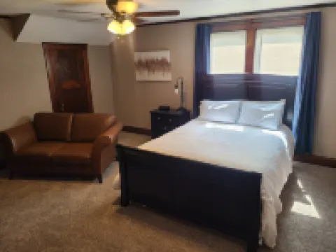 Cozy upstairs bungalow
