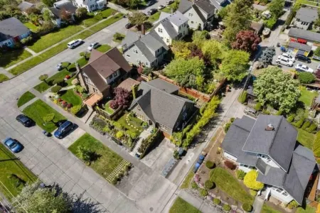 Cozy family home minutes from The University of Puget Sound!