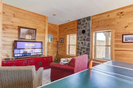 LONG RANGE VIEWS / HOT TUB / FIREPLACE / GAME ROOM / CREEK / TRAILS