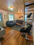Dogwood Cottage: Short walk to the Strip, 2 Full Baths, A/C, WIFI, Private Yard
