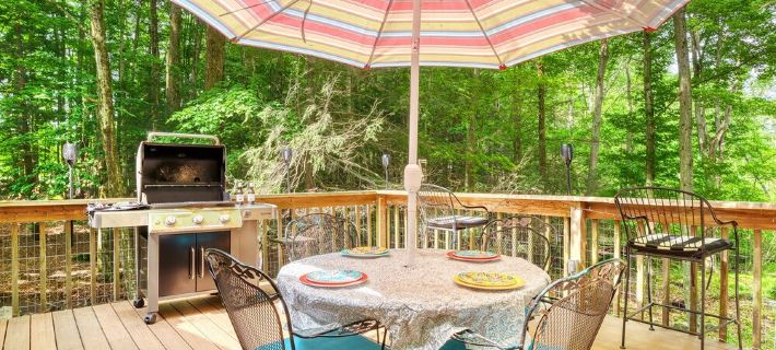 Cozy Lakefront Home Steps to Pool, Close to Lake & Skiing and All Fun Amenities Hotels in Wayne County