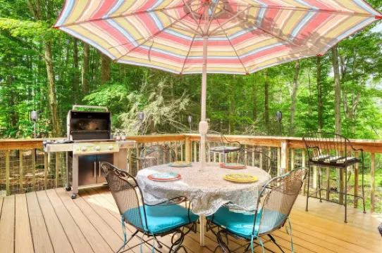 Cozy Lakefront Home Steps to Pool, Close to Lake & Skiing and All Fun Amenities