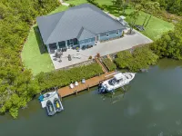 Waterfront home/ steps to the beach/ private dock/ heated pool/spa Pepper Park Beach附近的飯店