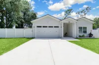 House with Screened Heated Pool year-round with 10 minutes to the Beaches! Hotels near Atlantic Beach