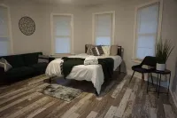 Family Getaway- Beautiful & spacious 4 Bdrm Historic Home with a modern touch! The Commons附近的飯店