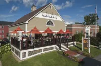 Walk to Wedding Venues, Shops, Dining, Hiking, Movies, Ice Cream & Dog Friendly. Hotels in Meredith