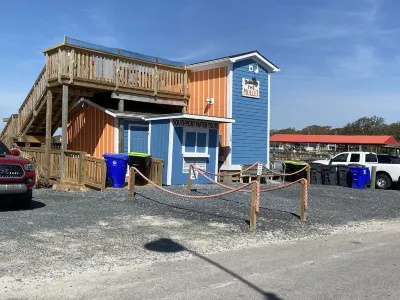 Spacious 3 bedroom House with screen porch .6 mile from downtown Southport, NC