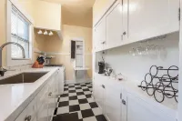 Charming apartment with WiFi and AC, two blocks to the beach