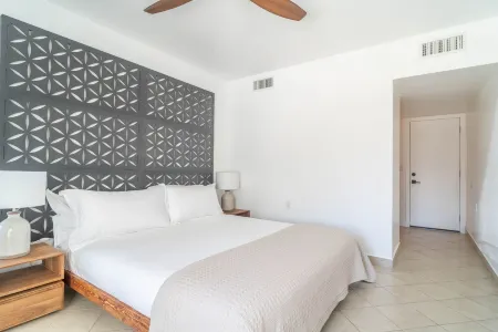 Moonlite Nights Desert Stay w Soaking Tub Отели рядом с достопримечательностью «Desert Hot Springs Chamber-Commerce»