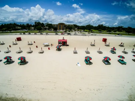 GULF COAST CONDO. ITS A GEM! Отели рядом с Keesler Air Force Base