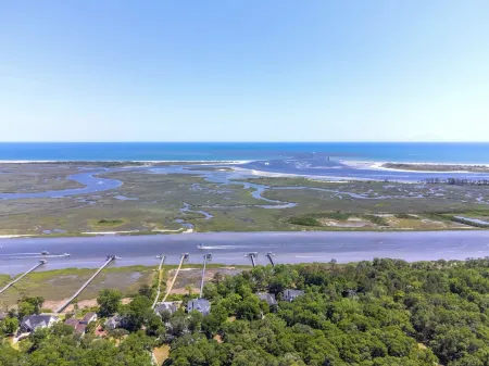 Modern 2 bedroom/2 bath Condo 3 miles from Sunset Beach