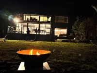 Perfect Retreat Absolute waterfront, Stunning View and Direct Access to water.