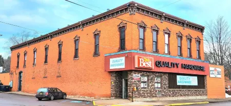 *Luxe living in Lake Linden with 15 foot ceiling! Pet Friendly!*