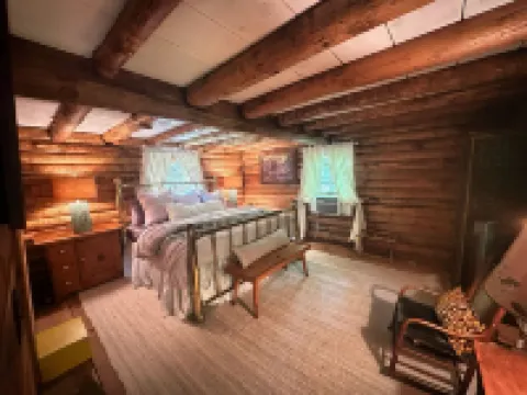 Tripps Cabin- Quaint cabin a mile from downtown Highlands! Hotels in Highlands