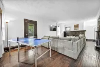 Spacious Tudor Retreat for Families & Friends, 9BR, Sleeps 24