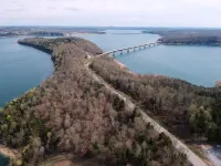 Lake House W/ Fenced Yard, Swim Dock, Marinas/Launches, 7 miles to Mtn Home, AR