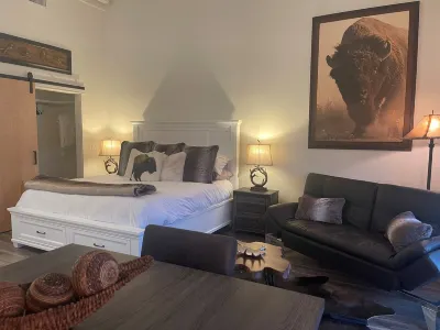 Luxury Studio Condo, 1 King bed, Amazing Location!!