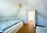 Modern Eingerichtetes Reetdachhaus mit Einladender Terrasse Hotels in Zirchow