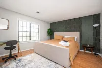 Vibrant Family Retreat~Sleeps 8~2 Kings~ Game Room Hotels near My Secret Garden