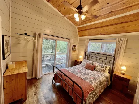 Cozy Country Cottage; Family RetreatJust minutes from Circle T