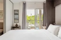 BEACHFRONT Stunning 2 Bed 2 Bath w/ Free Parking