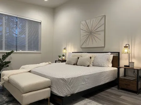 New Modern Townhome Downtown Coeur d'Alene minutes to waterfront restaurant shop Отели в г. Кутеней