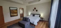 Rustic with a modern twist 3 bdr/3.5 bath chalet