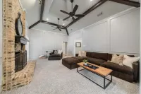 Family Friendly Luxury Home with Pool Hotel a Carrollton