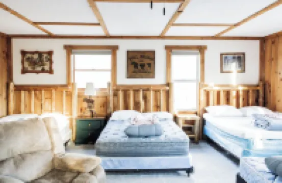 Spacious + Rustic Cabin Near Penns Creek