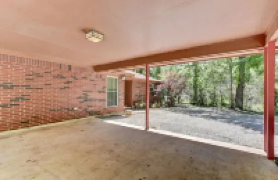 Riverside country retreat with easy access to all that Houston has to offer