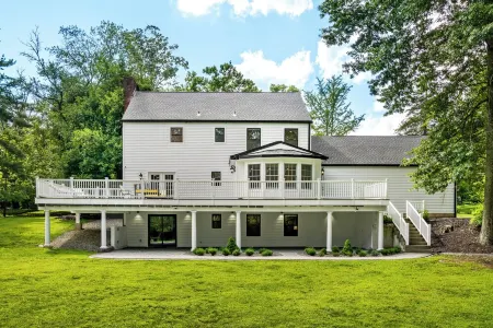 Estate 5Br 3.5Bath with Igloo, Game Rm, Fire Pit Sleeps 16- 5Min Princeton Dwtn Отели рядом с достопримечательностью «Художественный музей Принстонского университета»