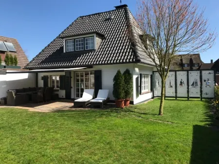 Lovingly renovated detached house in a prime location of Büsum. Now with sauna.