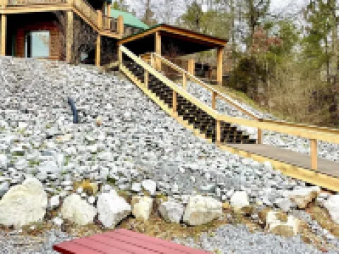 Private indoor pool Spacious Upgraded Lake Cabin. Perfect for Family Gatherings 瑞縣酒店