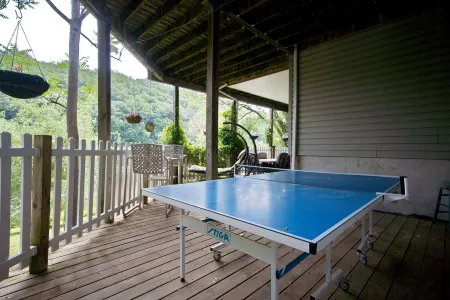 River Retreat with private apartment and deck on the beautiful Delaware River Отели в г. Хантердон