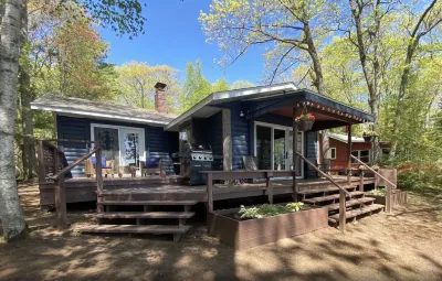 Lakefront Cottage, Dock in for the Season!