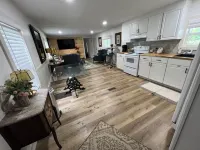 Completely renovated mobile home sitting own a pond. Hotel a Moultrie