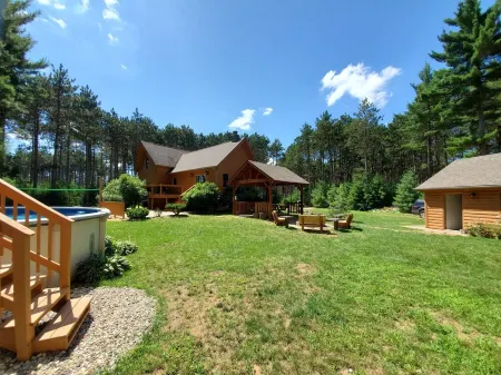 4 Bedroom lodge on wooded land with heated swimming pool and hot tub Отели в г. Adams County