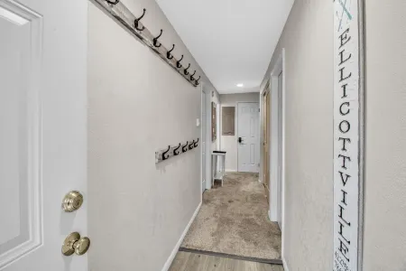 Modern Retreat with Stunning Views and Pool Just Across the Street! Sleeps 8!