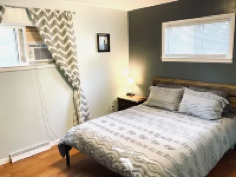 Relax at Redberry House—just blocks from downtown and Lake MI beaches Hotels in Manistee