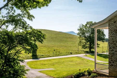 Huge game room!!! Super Clean 5BR,3BA private home!!Beautiful open field views!! Отели рядом с достопримечательностью «Horizons Edge Sports Campus»