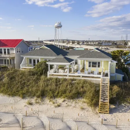 Hot Tub, BeachFront, Island Center, Walk to Restaurants