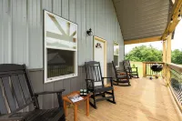 NEW HOT TUB Cozy Cabin Cumberland River near Lake Cumberland~Firepit~New build