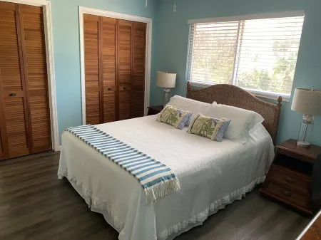 Pristine Tropical Getaway Townhouse Across Street from the Beach! Отели в г. Нью Смирна Бич