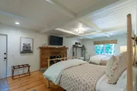 The Red House: Panoramic Views and Walk to Town